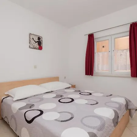 Apartment Erstic 1 - By Guide Baska Voda