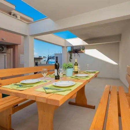 Erstic 1 - By Guide Apartment *