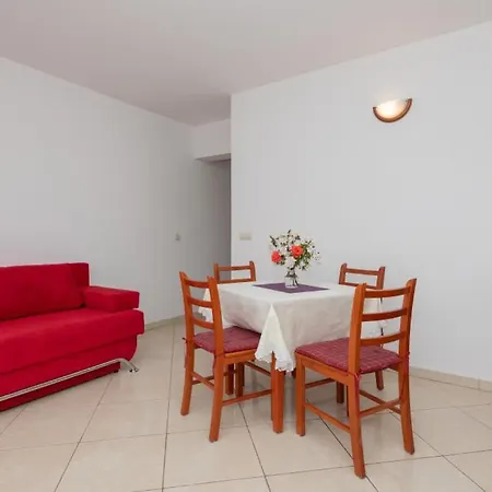 Apartment Erstic 1 - By Guide Baska Voda